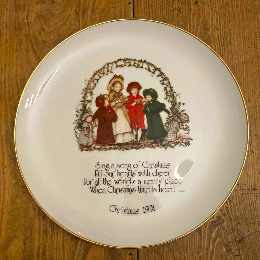 1974' Holly Hobbie Carolers Genuine Porcelain gilded Commemorative Xmas plate